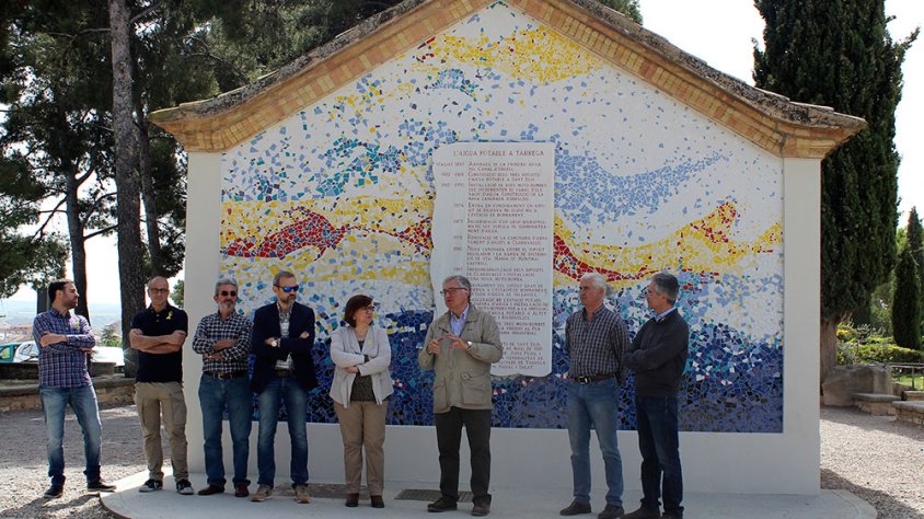 El moment de la inauguració del mural commemoratiu