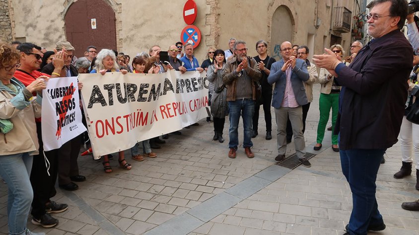 Bori saludant els concentrats per donar-li suport