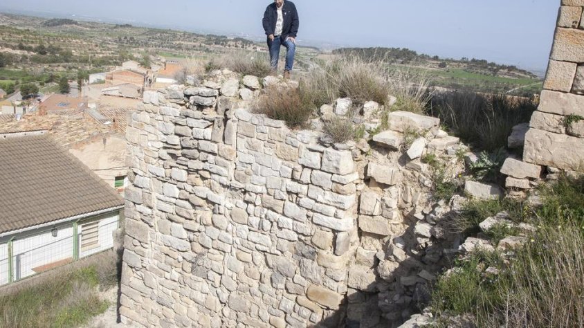 L'alcalde, mostrant l'esquerda que ha aparegut al mur de tancament de l'ala oest