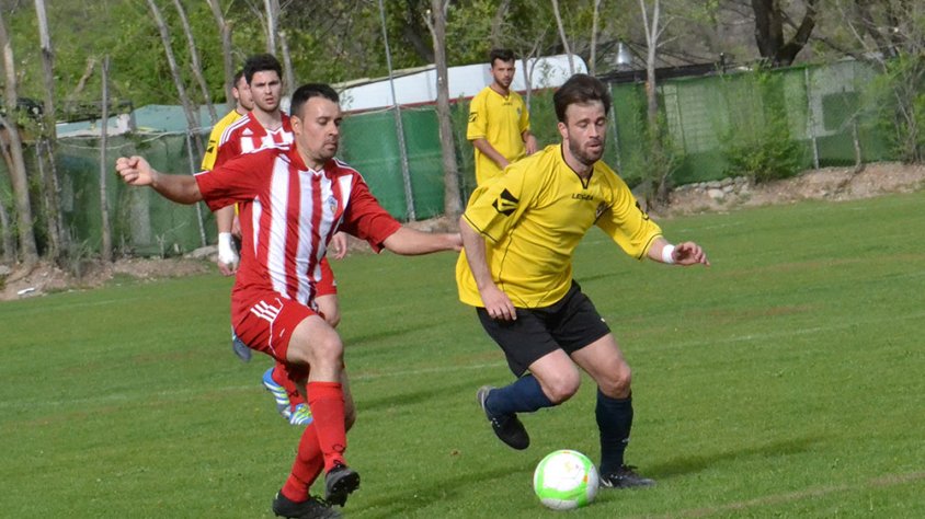 Una jugada del partit al camp de l'Organyà