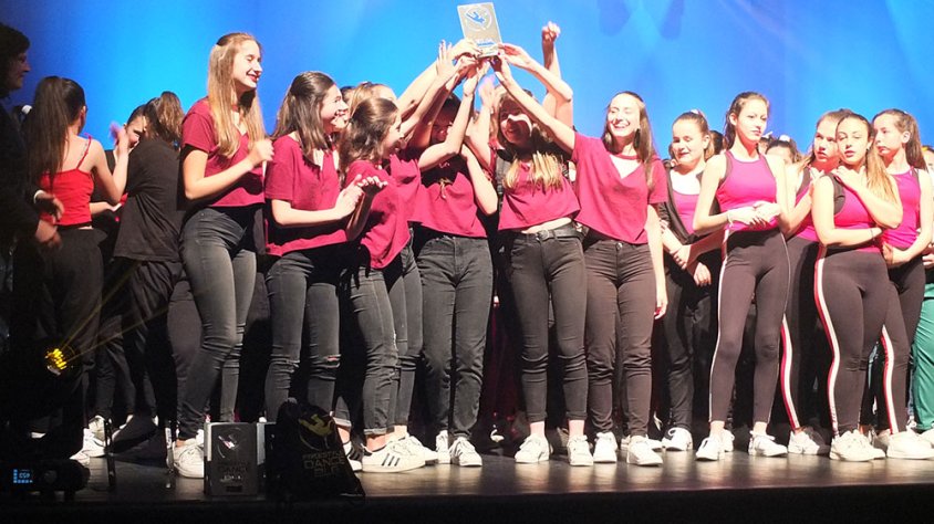 Ballarines del Gyas Dance aixecant el guardó