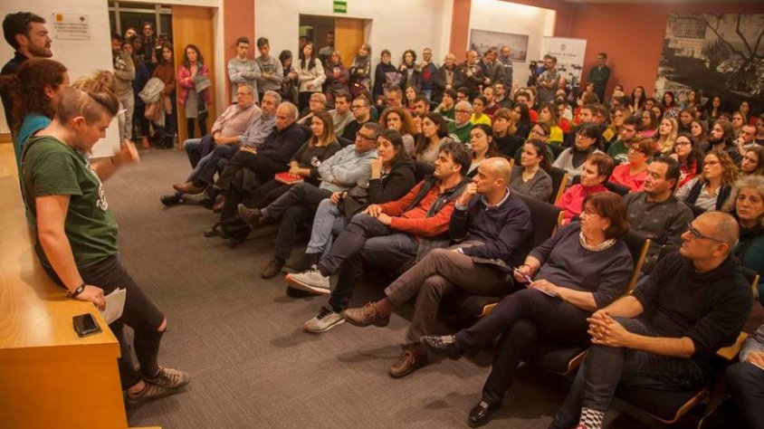 Imatge de la reunió oberta al públic en què Ajuntament i Agrat van arribar a un acord per a la celebració del Carnaval