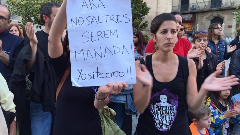 Una noia mostra un cartell durant la protesta que es va fer ahir a la tarda a la plaça Major