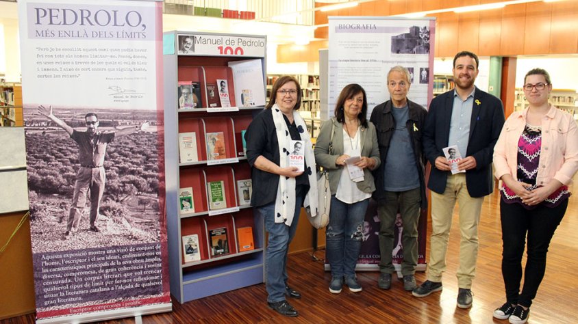 L’alcaldessa Rosa Maria Perelló i la filla de l’escriptor, Adelais de Pedrolo, han visitat la mostra acompanyades del regidor de Cultura, Raül Palacios; la directora de la Biblioteca, Clara Gilart; i l’escriptor Antoni Munné - Jordà