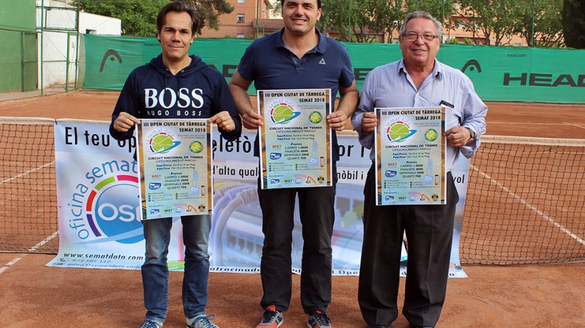El regidor d’Esports, Jaume Folguera, amb el cartell del 3r Open Ciutat de Tàrrega; flanquejat pel director de la prova esportiva, Ramon Jové, i el president de l’entitat, Josep Gené