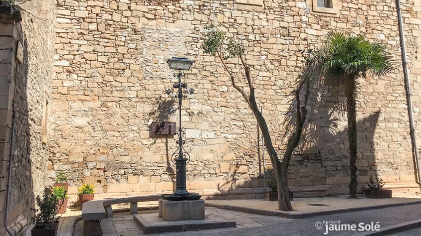 La plaça Lluís Millet, vora l'església, ja acabada