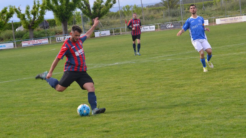 Edgar amb la pilota als peus