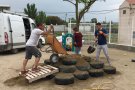 Mares i pares de la Llar d'Infants El Niu de Tàrrega instal·len nous jocs al pati
