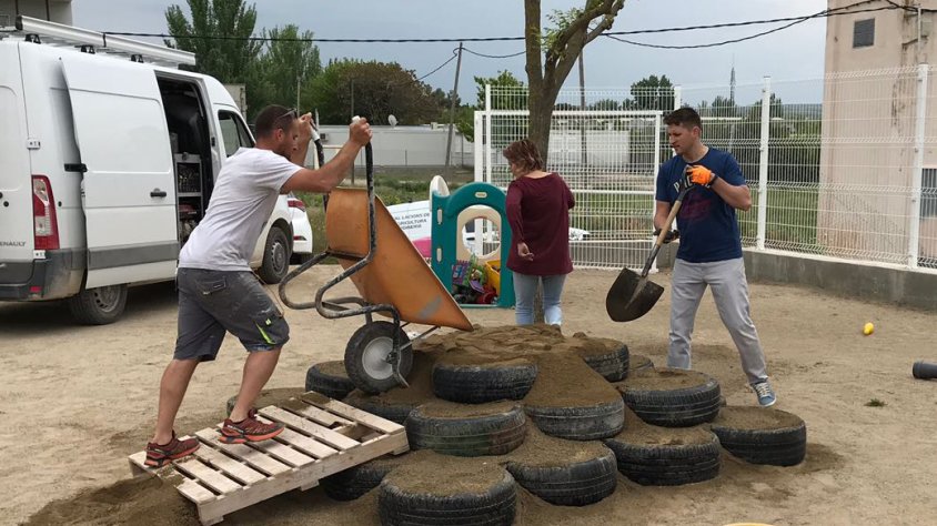Pares i mares treballant al centre