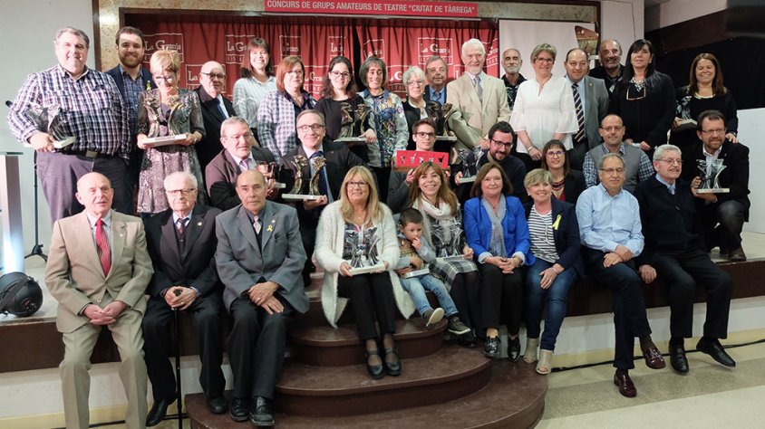 Fotografia de grups dels organitzadors del concurs i els premiats