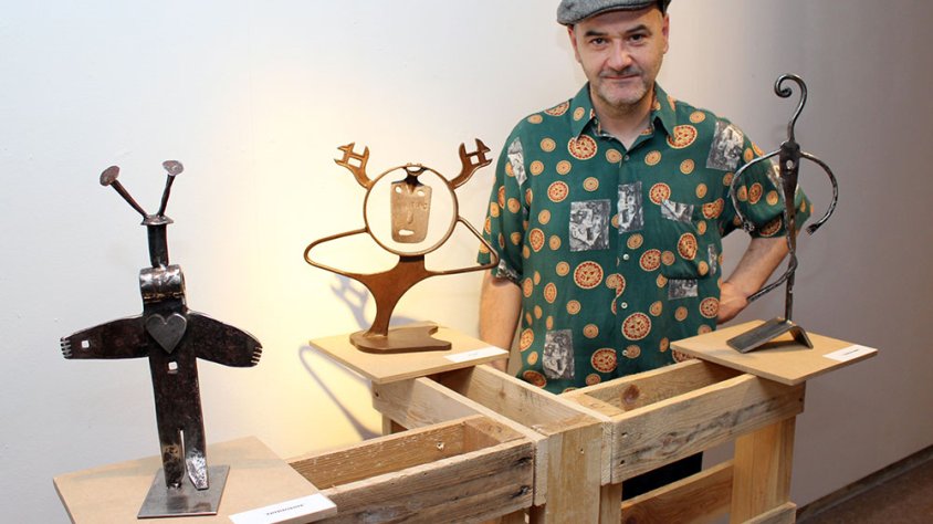 L'artista C. Xavi Fonoll amb algunes de les peces que exposa a la Sala Marsà