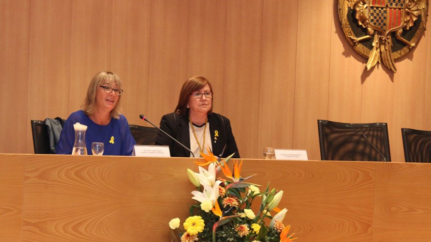 Montserrat Macià amb l'alcaldessa Rosa M. Perelló