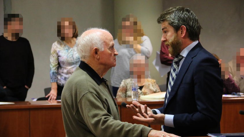 L'acusat i el seu advocat, durant el judici a l'Audiència