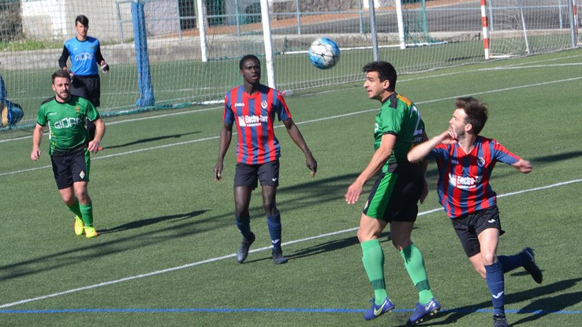 Un moment del partit contra el Cervera