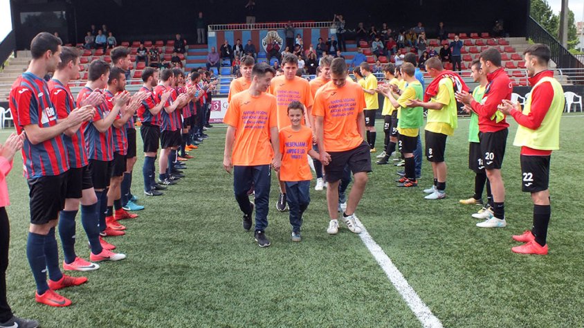 Els jugadors van fer el passadís als equips de l'Escola de Futbol que s'han proclamat campions