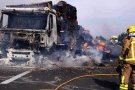 Tallen més de 7 hores l'A-2 a Bellpuig al cremar-se un camió amb palla