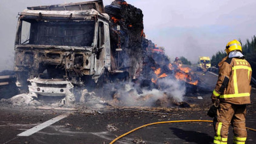 Bombers apagant l'incendi del camió a Bellpuig