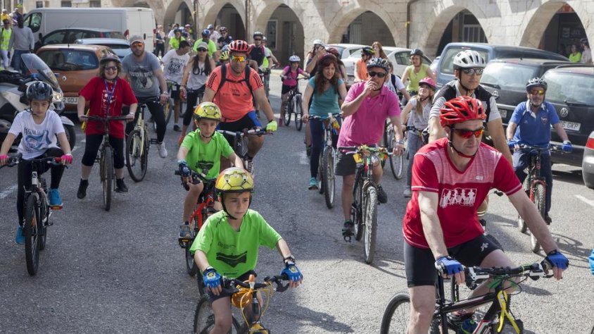 Pas per Bellpuig dels més de 400 ciclistes participants en la pedalada