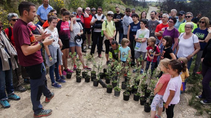 Marc Valls dóna unes breus indicacions abans d'iniciar la plantada popular