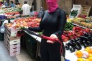 Assaig sorpresa de l'artista Diana Coca al mercat setmanal de Tàrrega