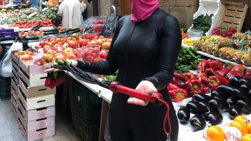 L'artista Diana Coca ahir al mercat setmanal de Tàrrega