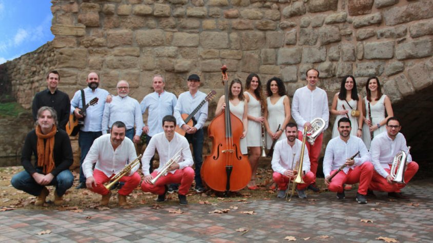 Imatge conjunta del grup Marinada i la cobla Vents de Riella, els nous Havaneres amb Cobla