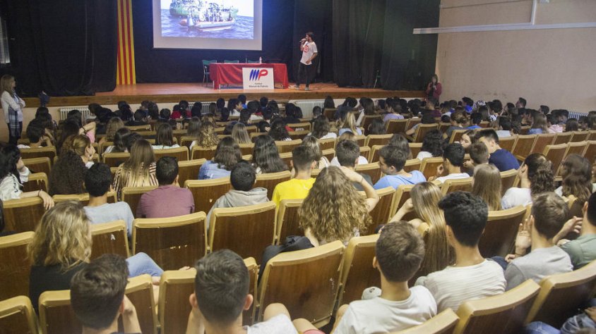 Assistents ahir a la conferència de l'ONG a la sala d'actes de l'INS Manuel de Pedrolo de Tàrrega