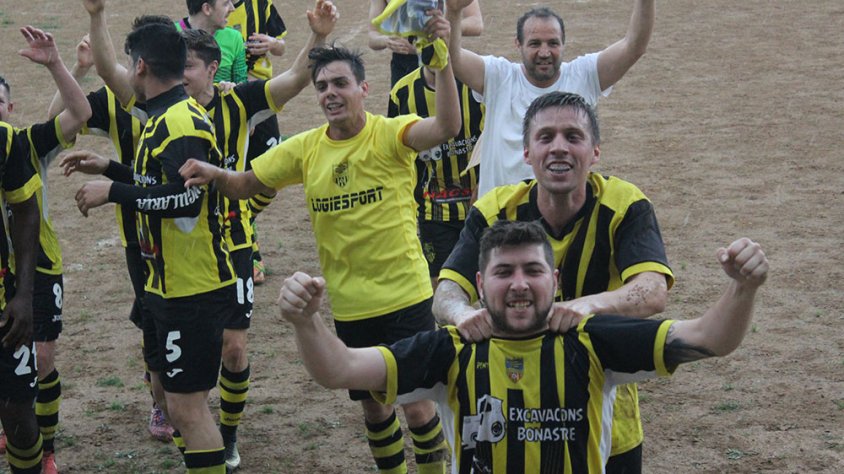 Els jugadors d'Anglesola celebrant la victòria