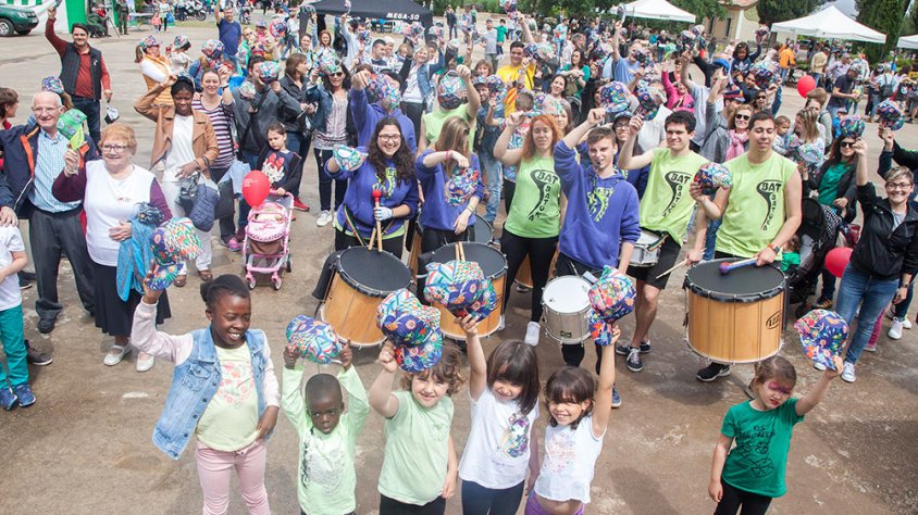 Alguns dels participants a la festa mostrant les seves gorres