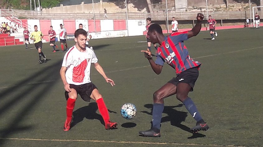 Sylla controlant la pilota en un moment del partit contra el Rubí