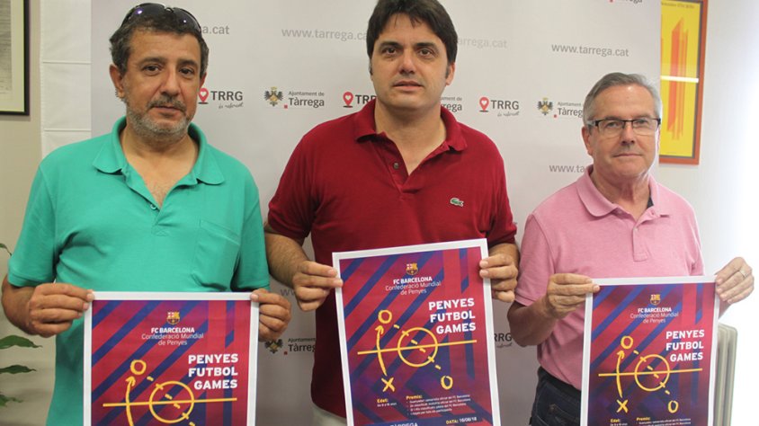 El president de la Federació de Penyes del FC Barcelona de Lleida Sud i la Franja, Claudio Bosch; i el president de la Penya Barça Tàrrega, Josep Pont; amb al regidor d’Esports, Jaume Folguera