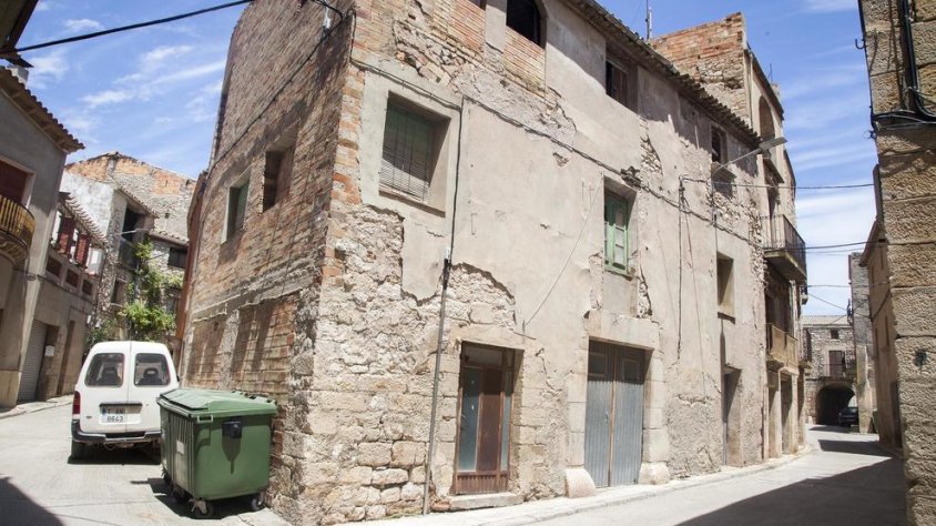 Imatge de l'antiga casa ubicada davant del consistori