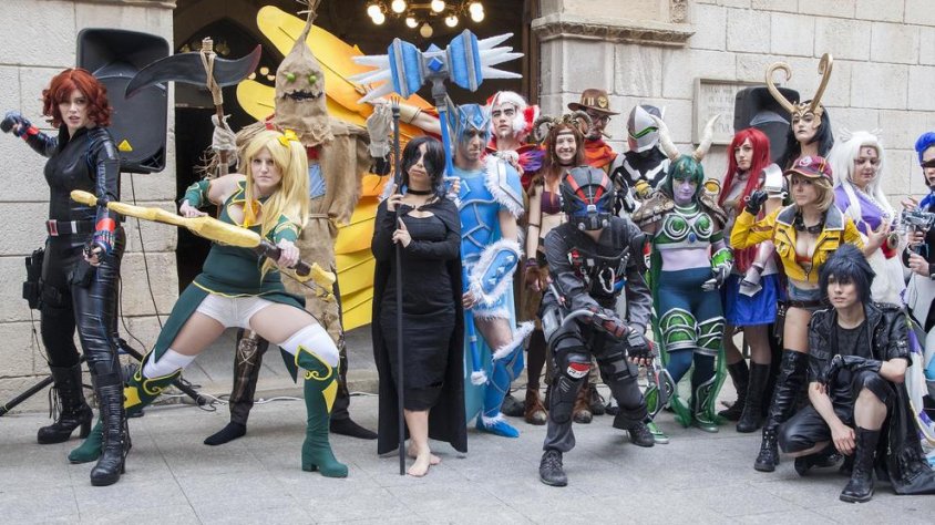 Una vintena d'amants de les sèries van participar ahir en el segon concurs de 'cosplay'