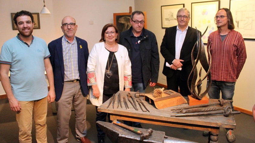 L'alcaldessa i la resta d'autoritats durant la inauguració de l'exposició