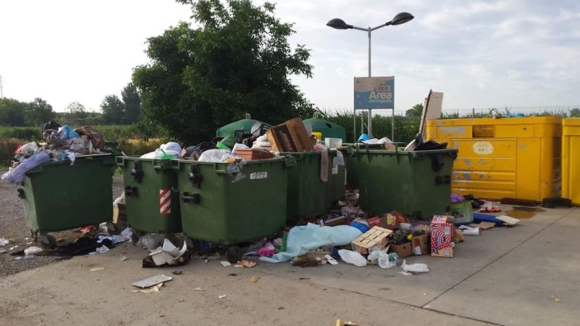 Els contenidors davant la minideixalleria de Castellserà, desbordats ahir al matí