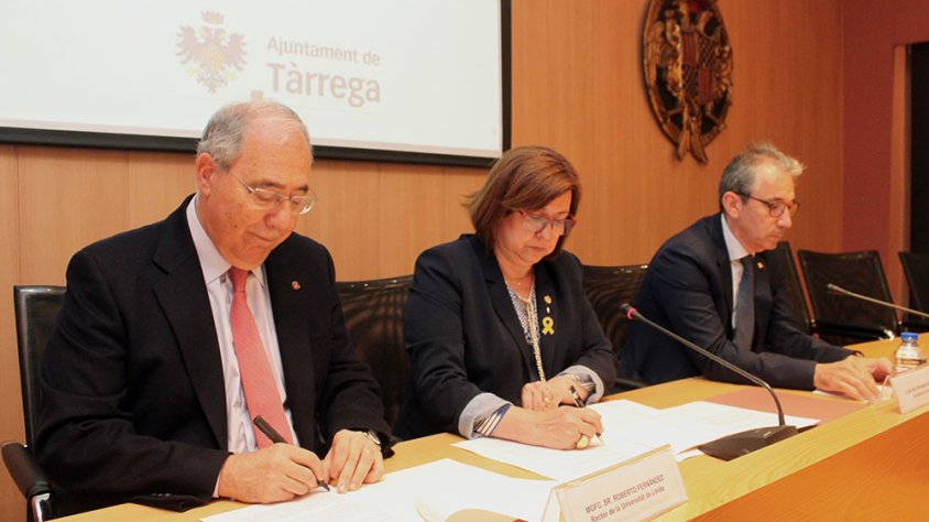 Han signat avui el conveni l’alcaldessa de Tàrrega, Rosa Maria Perelló; i el rector de la UdL, Roberto Fernández; amb la presència de Delfí Robinat, president del Consell Social de la UdL