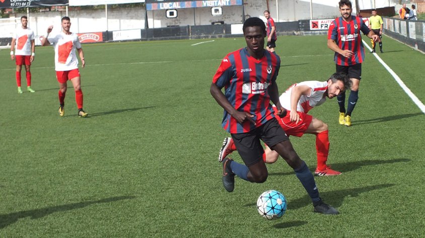 Sylla controlant la pilota en un moment del partit contra el Rubí