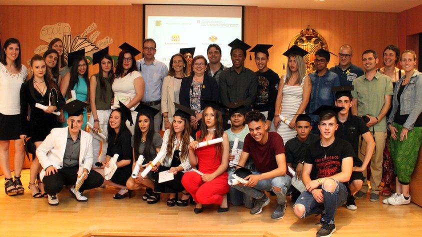 Imatge de grup de l’alumnat amb l’alcaldessa de Tàrrega, Rosa Maria Perelló; l’alcalde de Mollerussa, Marc Solsona; la coordinadora territorial del PFI – PTT, Eva Ribera; junt amb altres autoritats municipals i professorat