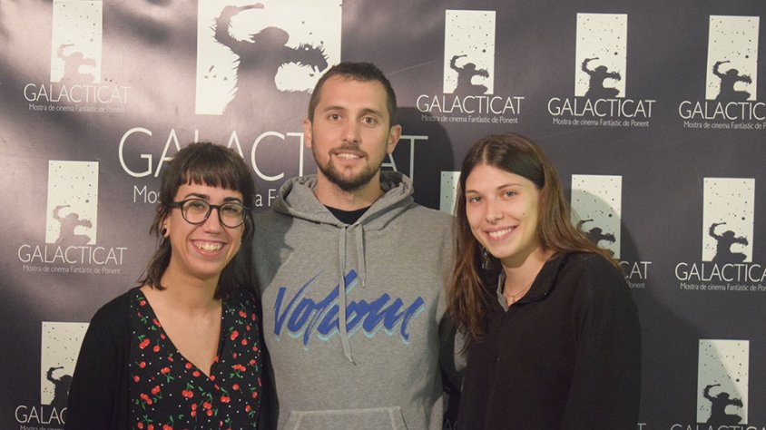 El director de la cinta, Marc Gassió, flanquejat per Marta Palou i Maria Sánchez