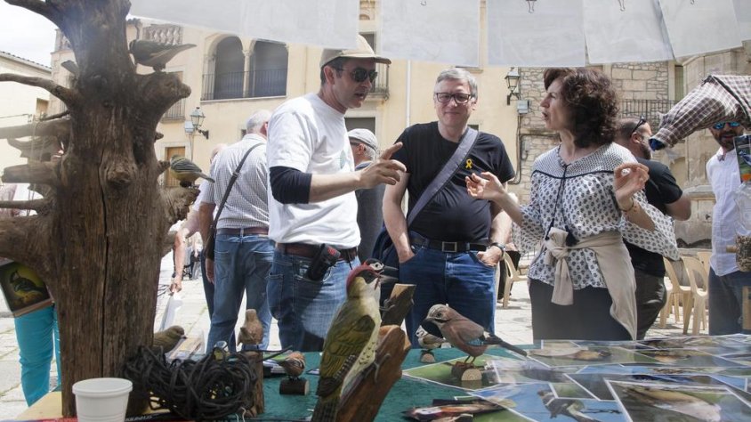 Eduard Viver donant a conèixer les aus del territori i els observatoris habilitats fa poc