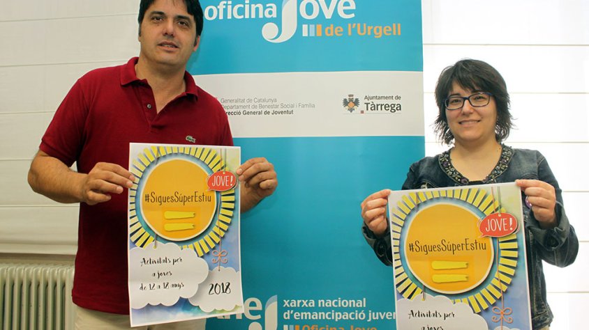 El regidor de l’Àrea de Polítiques de la Ciutadania, Jaume Folguera, i la tècnica de Joventut, Roser Oliva, amb el cartell de l’Estiu Jove 2018