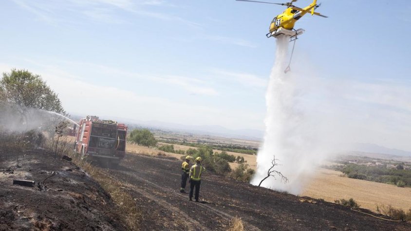 L’helicòpter descarrega aigua sobre l’incendi que es va declarar ahir a Tàrrega