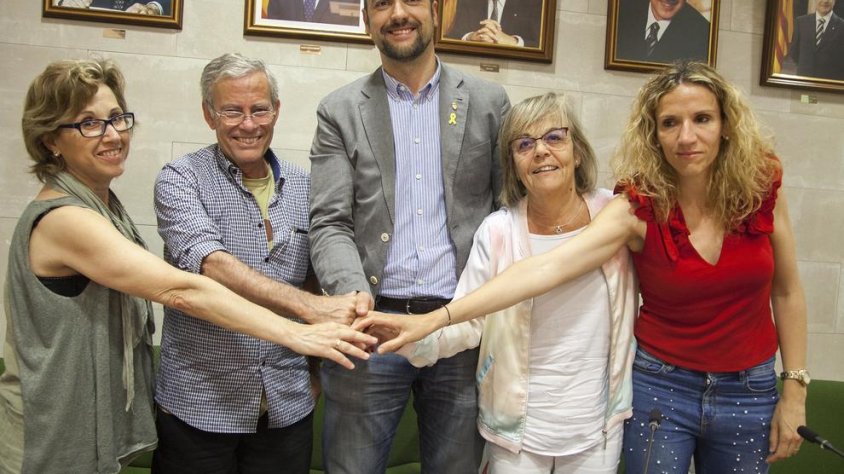 Un moment de la firma del conveni, ahir, entre l’ajuntament d’Agramunt i l’Associació Alba