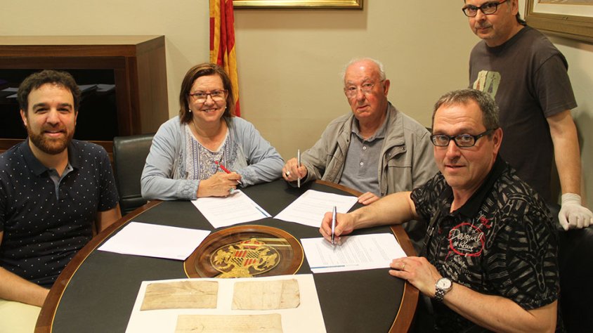 L’alcaldessa Rosa Maria Perelló; el rector de la Parròquia de Verdú, Mossèn Joan Viladot; i el director dels museus de Tàrrega, Jaume Espinagosa; han signat avui l’acord acompanyats del regidor de Cultura, Raül Palacios; i el director tècnic del Museu Com