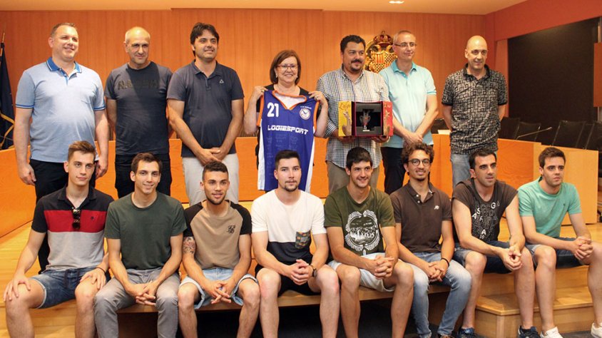 Foto de l'equip i les autoritats locals a la Sala de Plens de l'Ajuntament