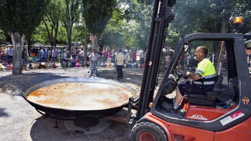 Els organitzadors van utilitzar un carretó elevador per moure la paella