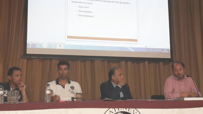 Un moment de l'assemblea celebrada aquest dilluns a l'Ateneu