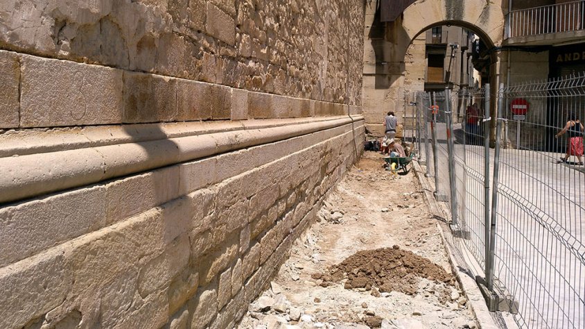 Els arqueòlegs del Museu de l'Urgell treballant a la zona aquest matí