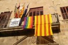 Tàrrega posa la bandera arc iris a la façana de la Casa Consistorial en defensa de la igualtat de drets de les persones LGTBI