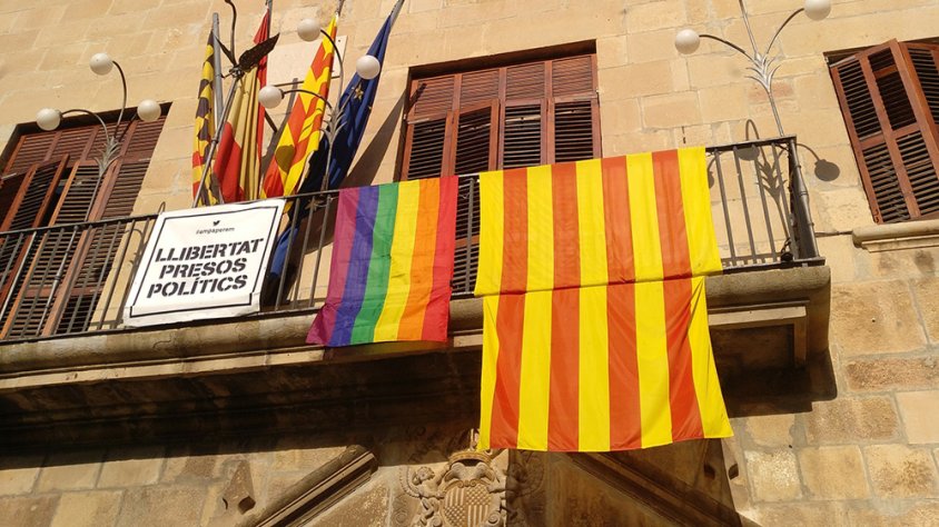 La bandera arc iris va lluir ahir al balcó de l'Ajuntament